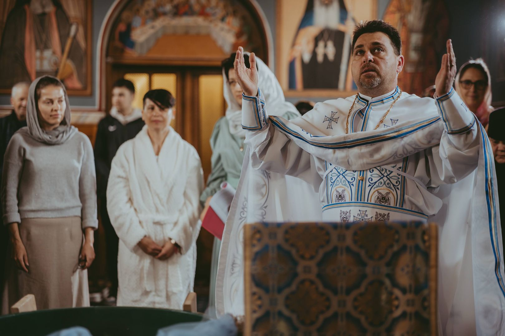 Între Lumină și întuneric: Cronica unui Botez săvârșit în refugiu, în Sâmbăta Paștilor