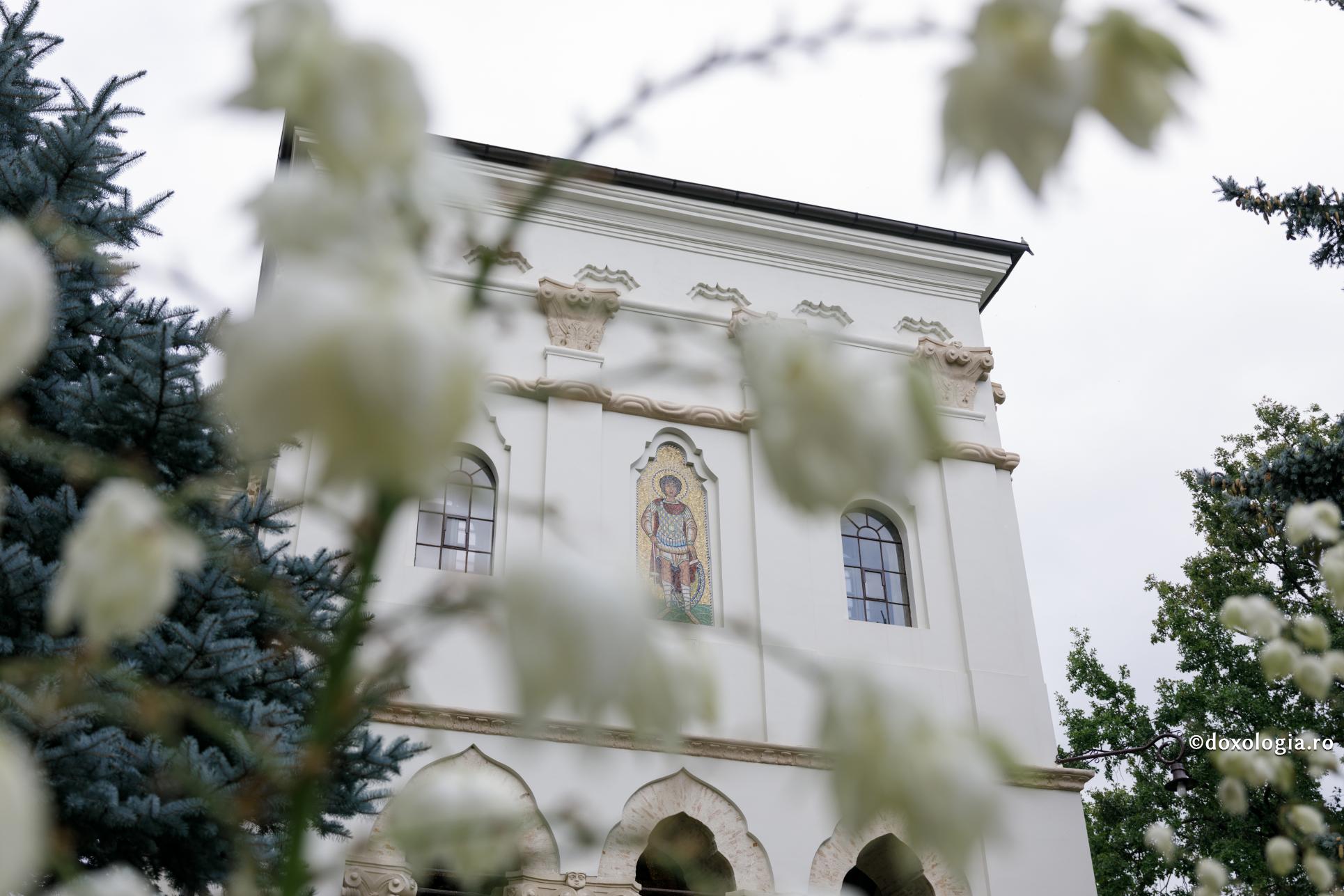 În noaptea de Înviere se slujește în limba slavonă la Catedrala Veche din Iași, pentru refugiații ucraineni