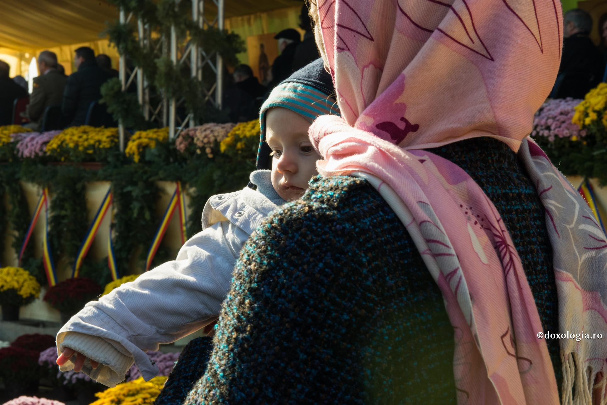 copil în brațele mamei