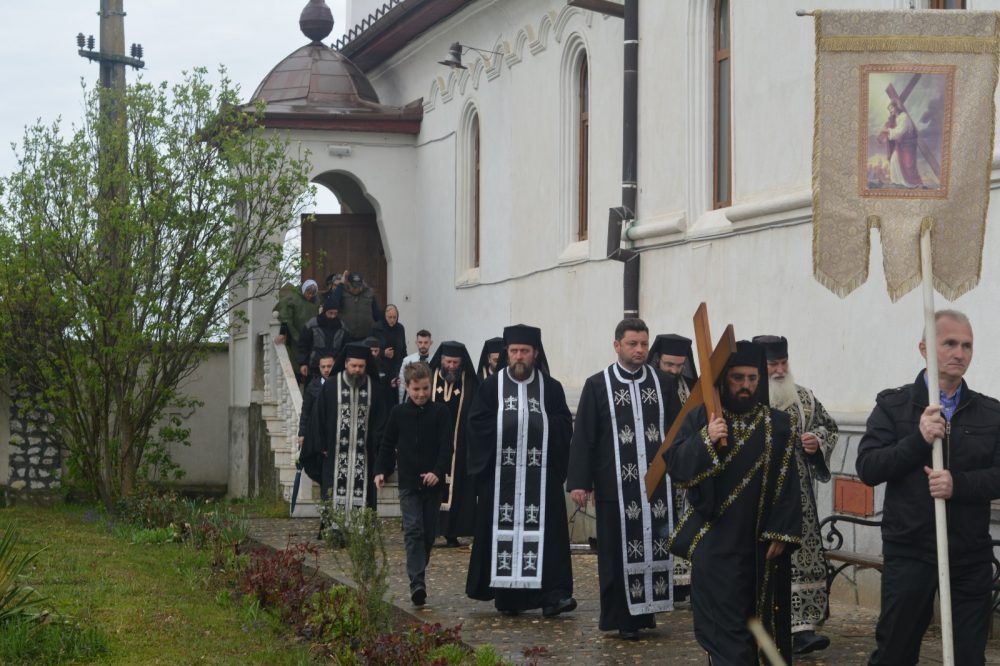 Procesiunea „Drumul Crucii” a avut loc și în acest an la Mănăstirea Hodoș-Bodrog