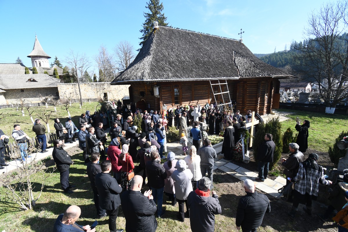 Prezenţă arhierească la 40 de zile de când stavrofora Irina Pântescu s-a mutat la cer