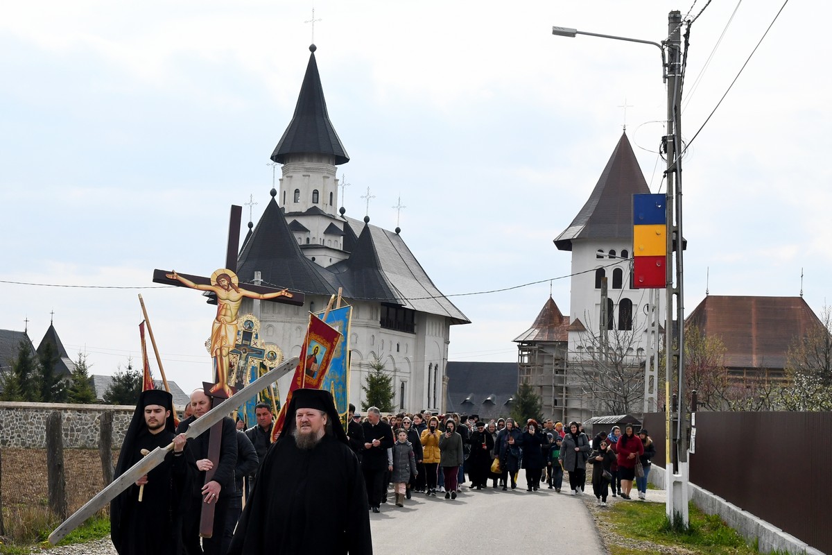 Procesiunea „Drumul Crucii”, la Mănăstirea Hadâmbu