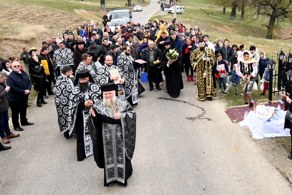 Procesiunea „Drumul Crucii”, la Mănăstirea Hadâmbu