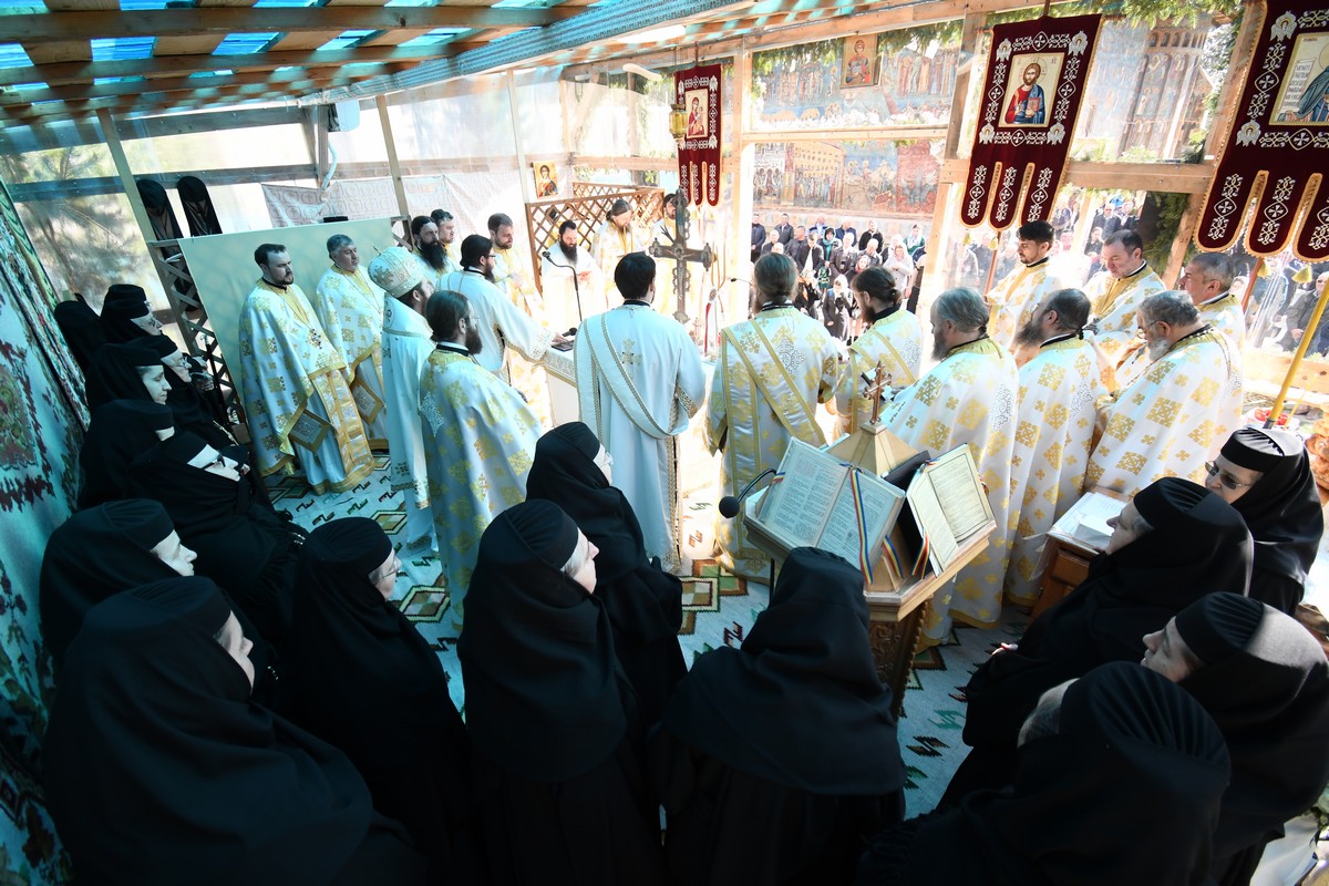 Hramul Mănăstirii Voroneț, serbat prin Liturghie arhierească