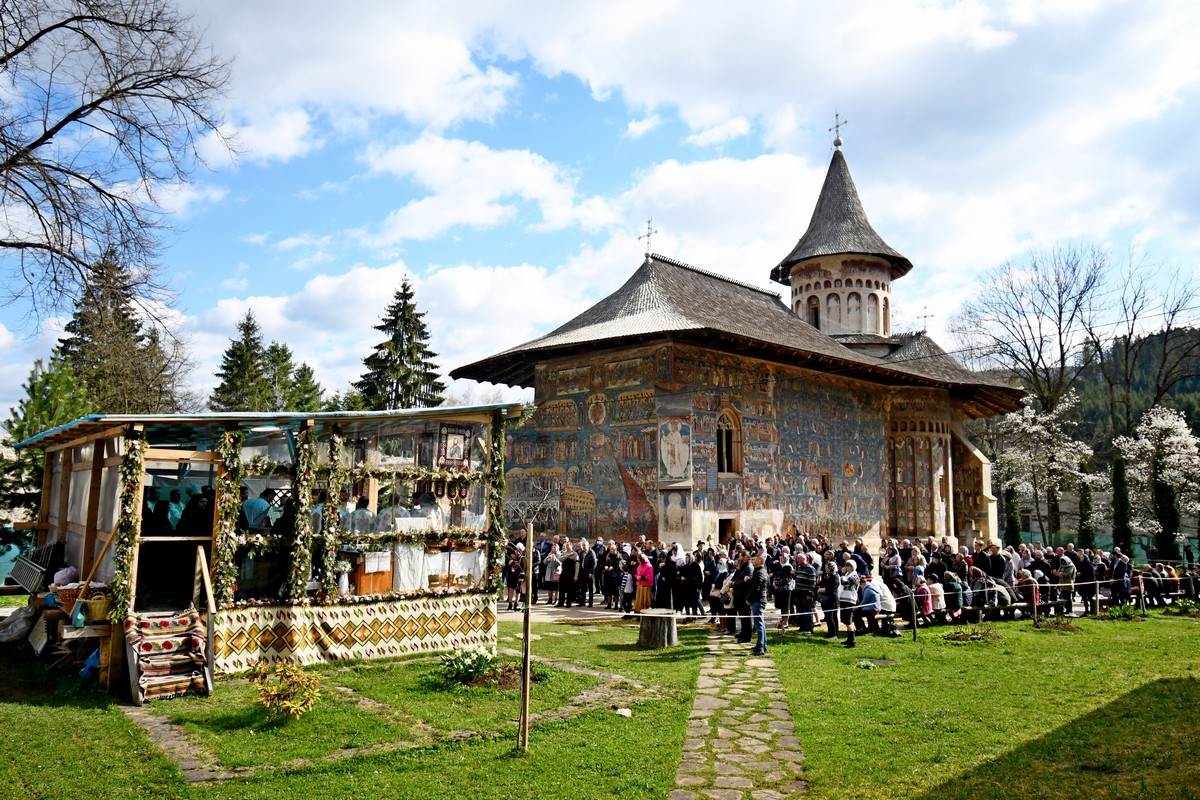 Hramul Mănăstirii Voroneț, serbat prin Liturghie arhierească