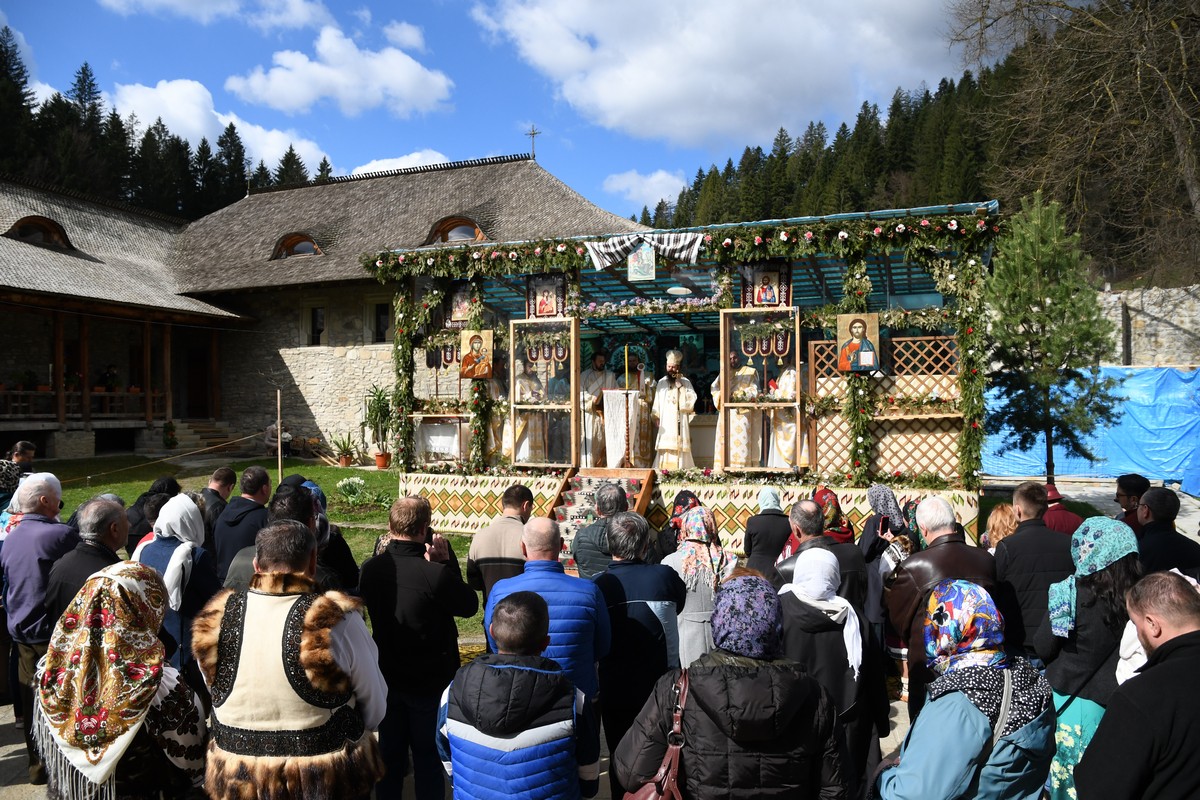 Hramul Mănăstirii Voroneț, serbat prin Liturghie arhierească