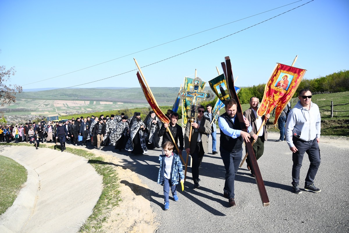 Procesiunea „Drumul Crucii” la Mănăstirea Hadâmbu, în Sfânta şi Marea Joi