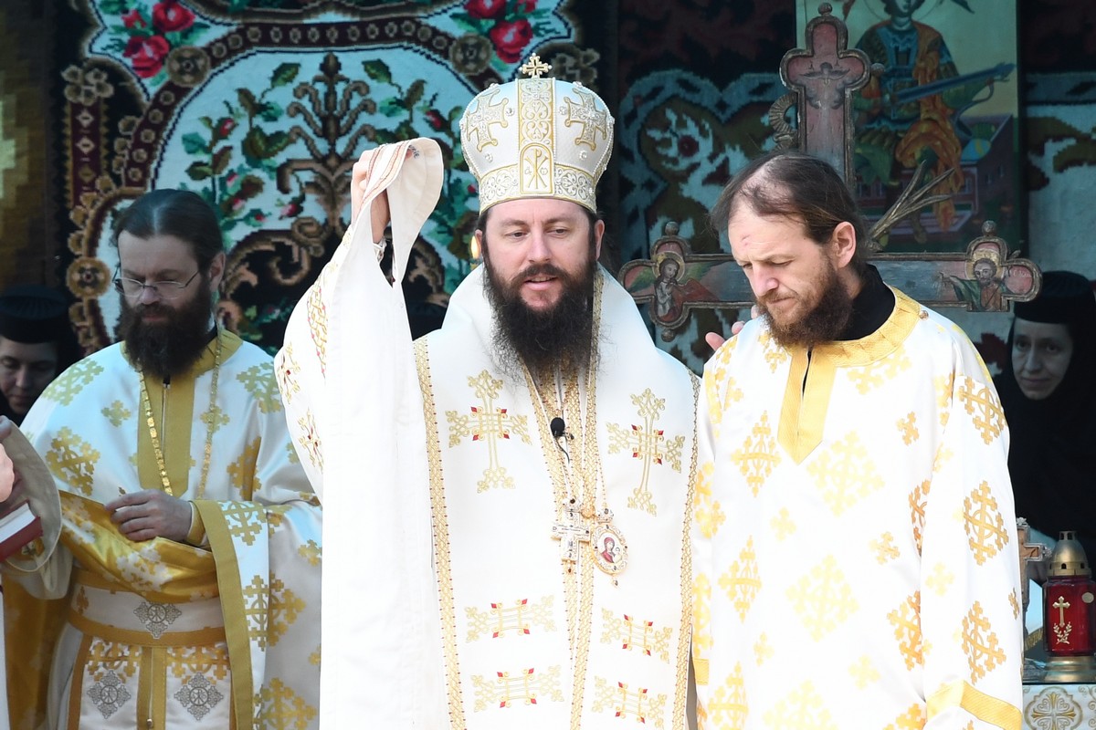 Hramul Mănăstirii Voroneț, serbat prin Liturghie arhierească