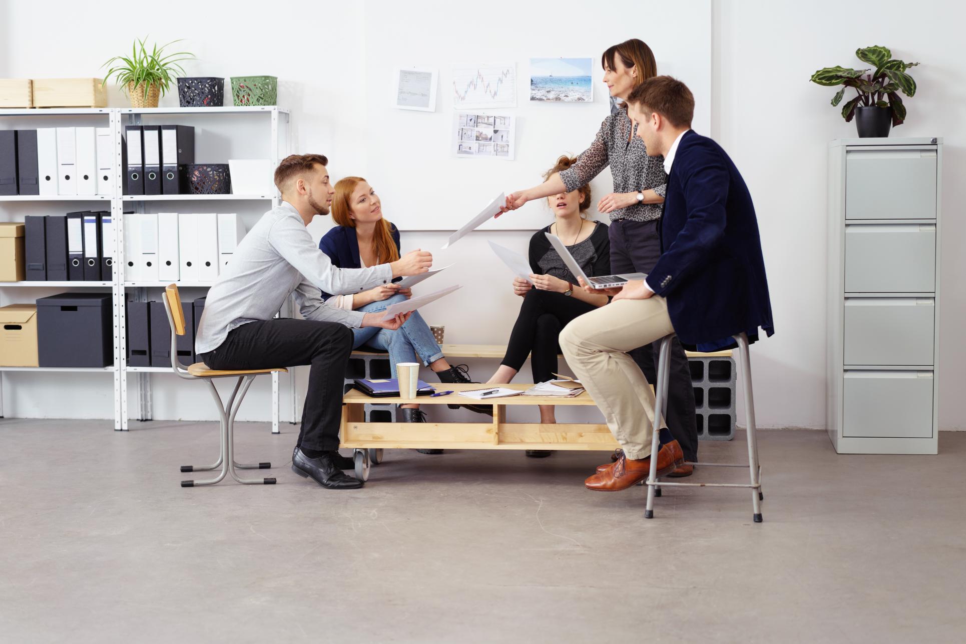 Iubește-ți cariera, dar străduiește-te să nu-i oferi timpul datorat familiei / Foto: AdobeStock persoane în birou