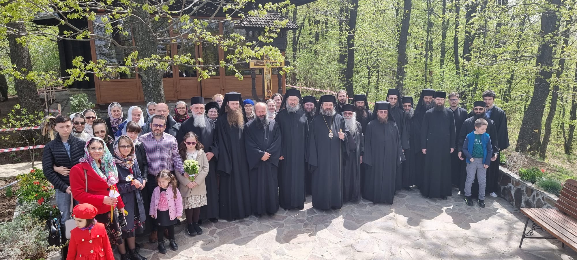 Părintele Episcop-vicar Nichifor Botoșăneanul, de Înviere la Piatra Neamț: „Vestim unii altora «Hristos a înviat» ca să pătrundă mai adânc în sufletul nostru”
