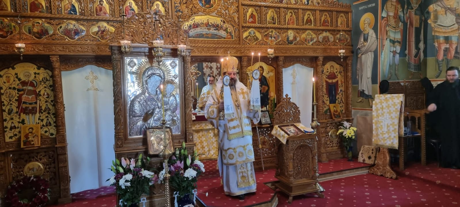 Părintele Episcop-vicar Nichifor Botoșăneanul, de Înviere la Piatra Neamț: „Vestim unii altora «Hristos a înviat» ca să pătrundă mai adânc în sufletul nostru”
