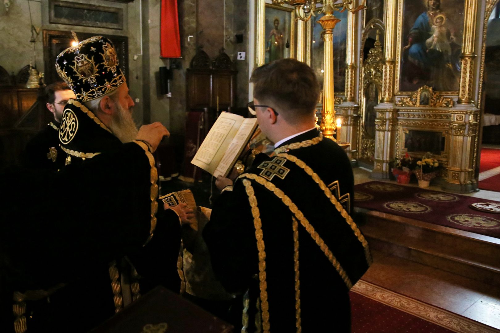 Părintele Mitropolit Teofan la Liturghia Darurilor: „Vremea postului, precum întreaga noastră viață, sunt o cruce pe care omul o duce”