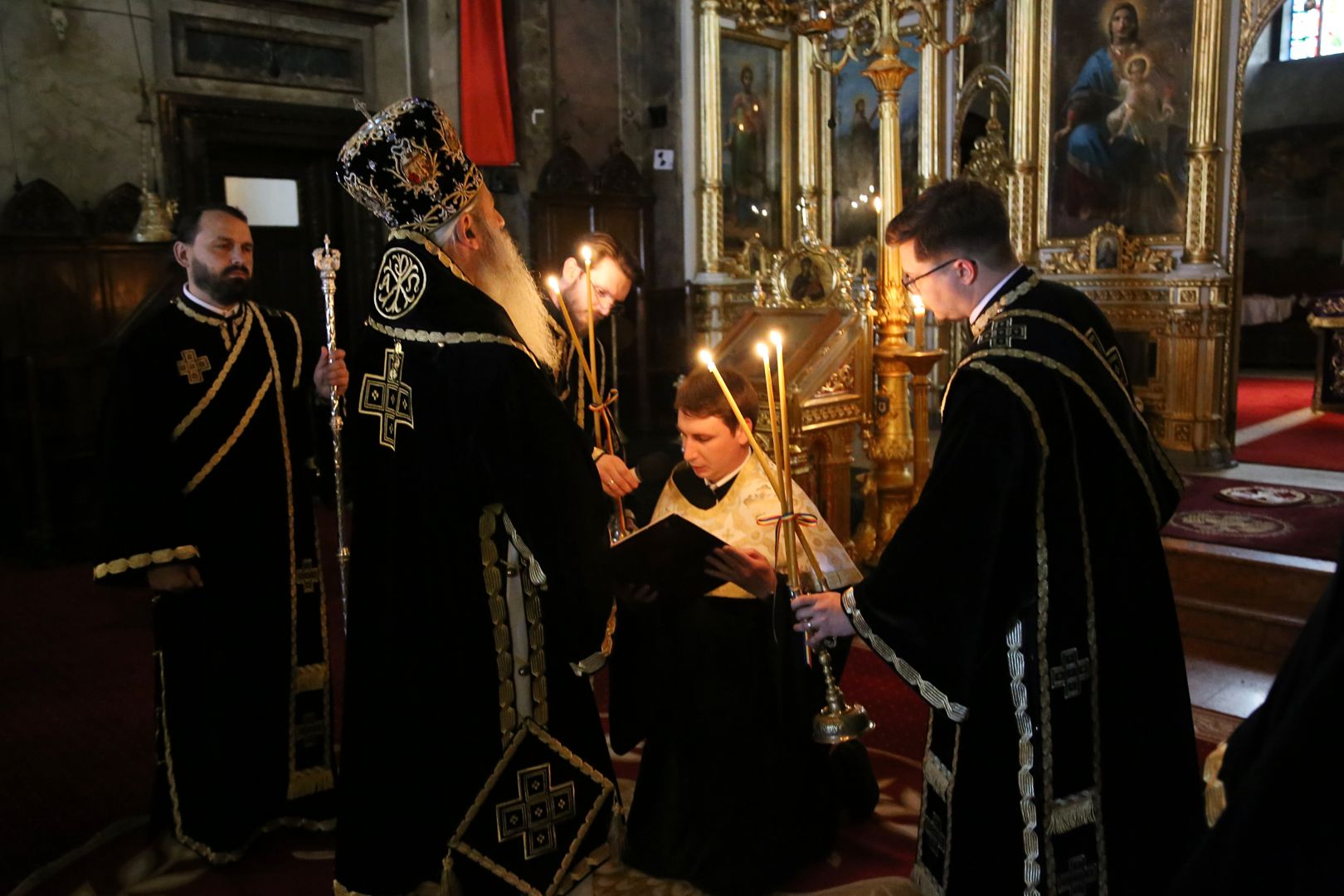 Părintele Mitropolit Teofan la Liturghia Darurilor: „Vremea postului, precum întreaga noastră viață, sunt o cruce pe care omul o duce”