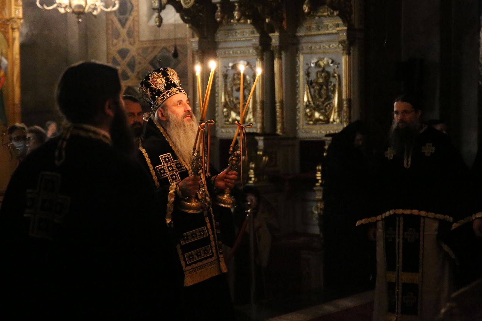 Părintele Mitropolit Teofan la Liturghia Darurilor: „Vremea postului, precum întreaga noastră viață, sunt o cruce pe care omul o duce”