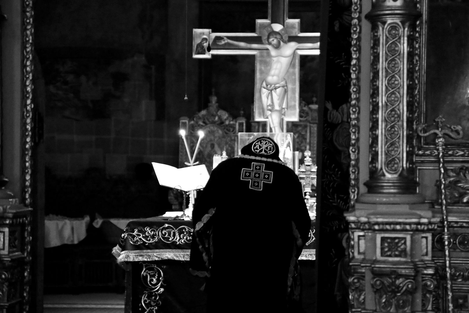 Părintele Mitropolit Teofan la Liturghia Darurilor: „Vremea postului, precum întreaga noastră viață, sunt o cruce pe care omul o duce”