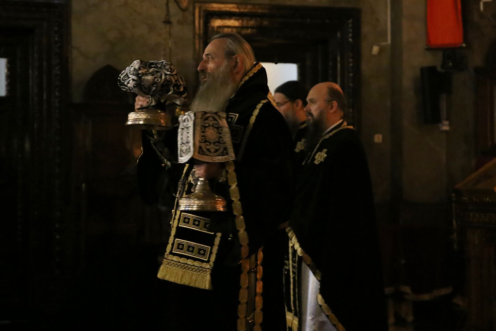 Părintele Mitropolit Teofan la Liturghia Darurilor: „Vremea postului, precum întreaga noastră viață, sunt o cruce pe care omul o duce”