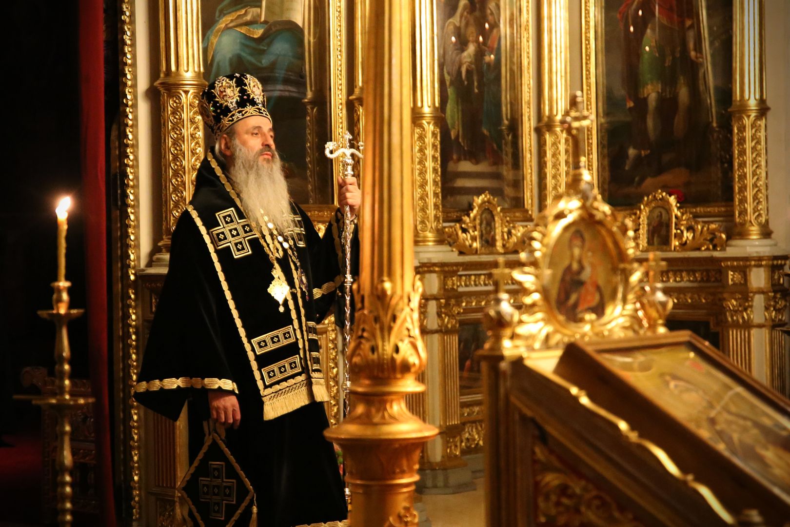 Părintele Mitropolit Teofan la Liturghia Darurilor: „Vremea postului, precum întreaga noastră viață, sunt o cruce pe care omul o duce”