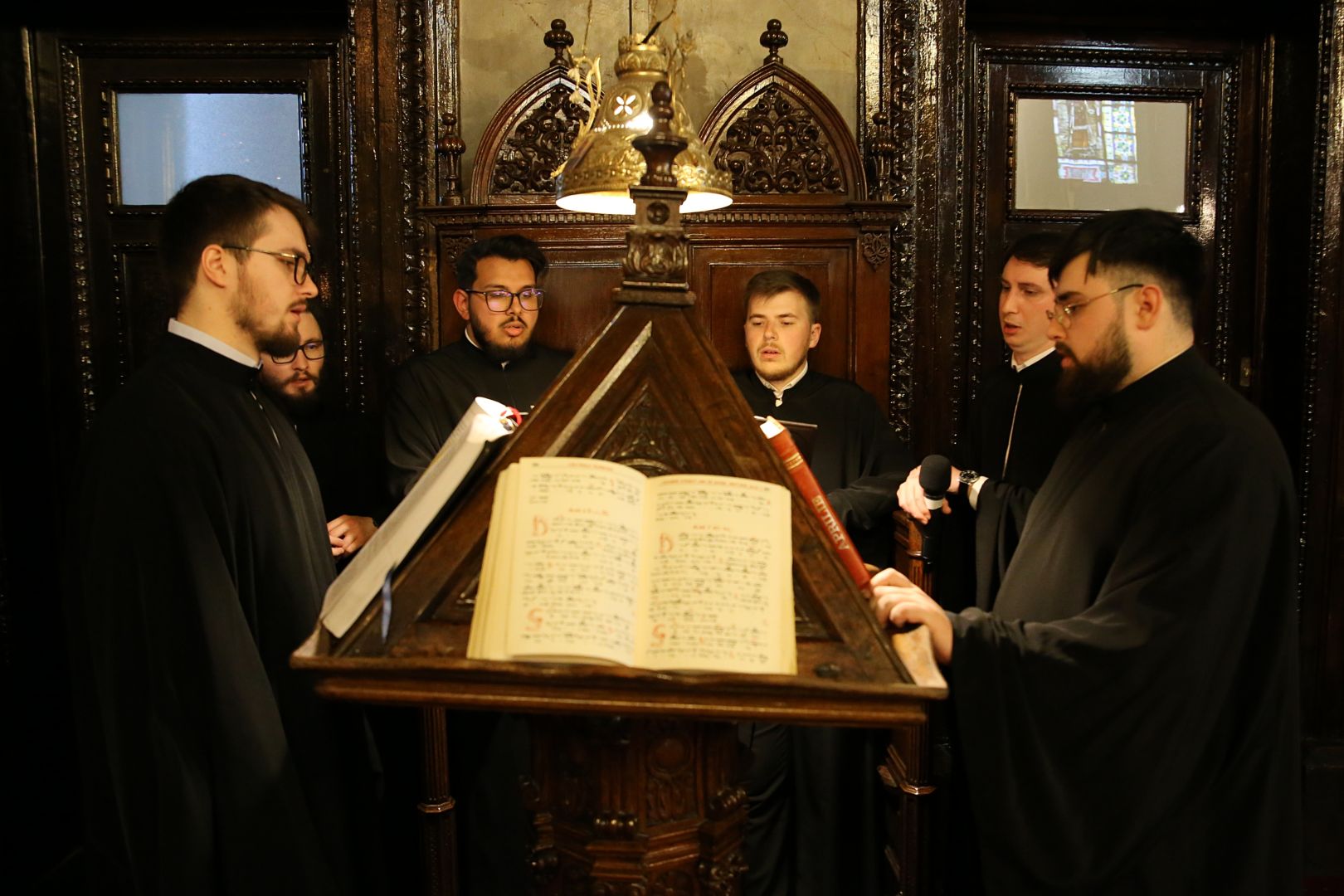 Părintele Mitropolit Teofan la Liturghia Darurilor: „Vremea postului, precum întreaga noastră viață, sunt o cruce pe care omul o duce”