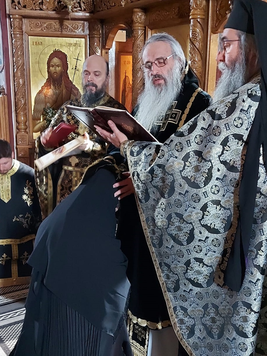 Slujiri arhierești la mănăstirile din județul Neamț. Două monahii au fost hirotesite stavrofore de IPS Teofan