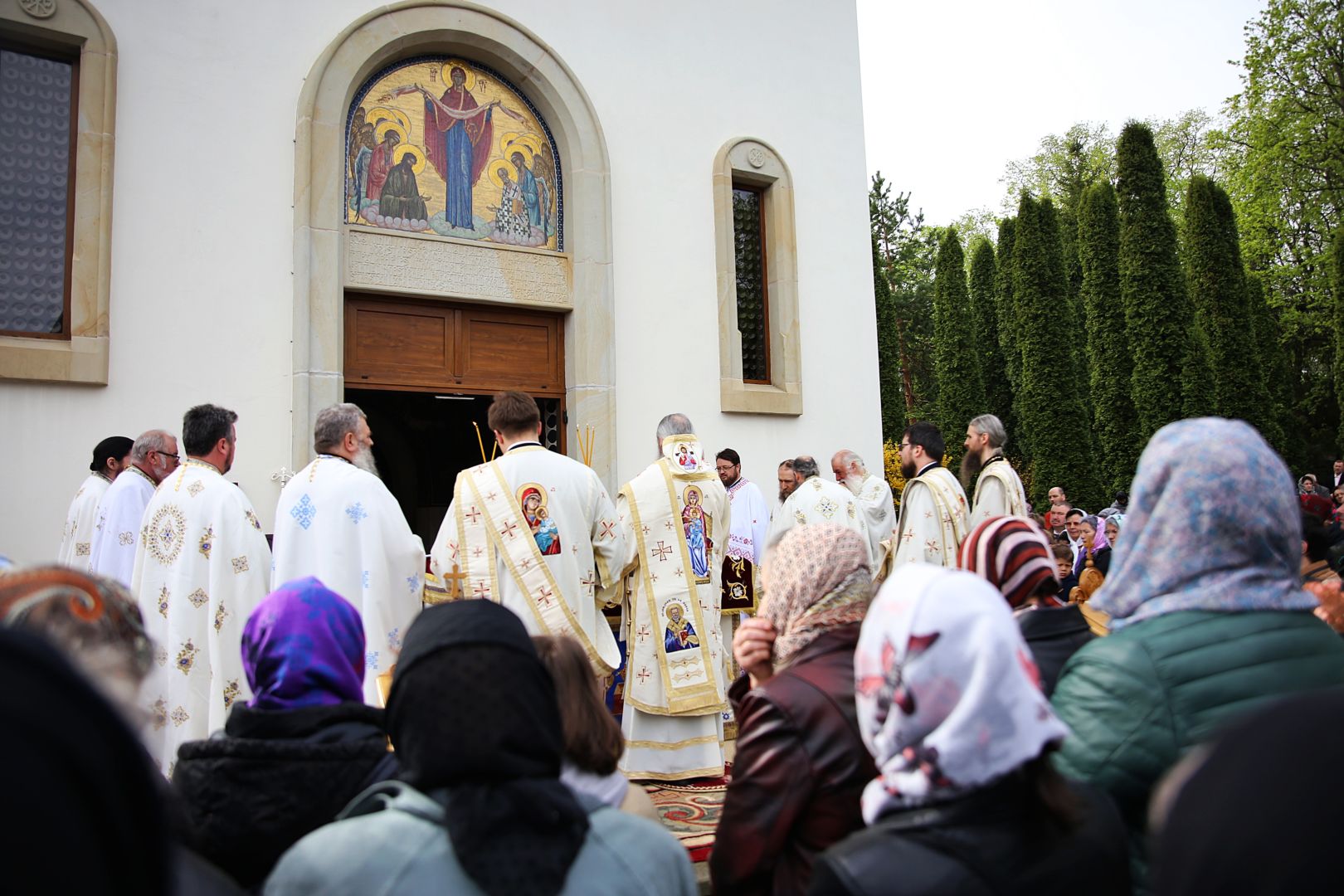 Foto: Flavius Popa Hramul Municipiului Botoșani, în prezența Părintelui Mitropolit Teofan. Ierarhul a săvârșit și slujba Botezului pentru prunca Iustina