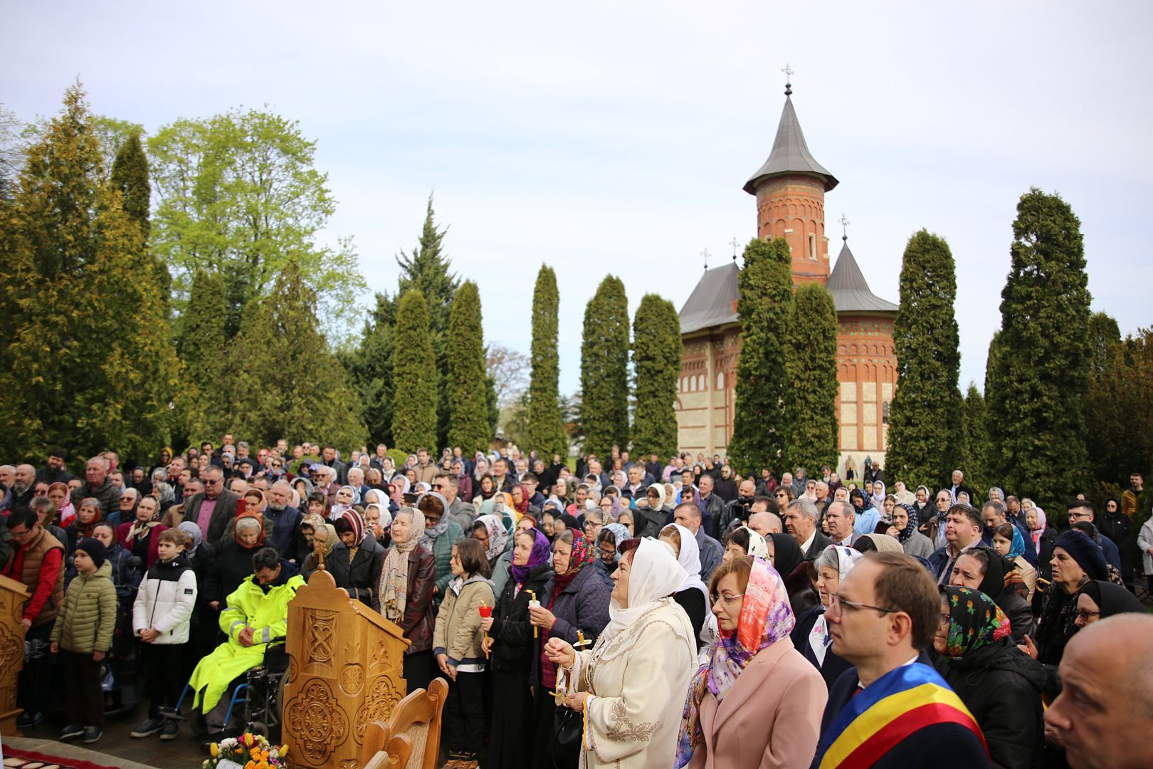 Foto: Flavius Popa Hramul Municipiului Botoșani, în prezența Părintelui Mitropolit Teofan. Ierarhul a săvârșit și slujba Botezului pentru prunca Iustina