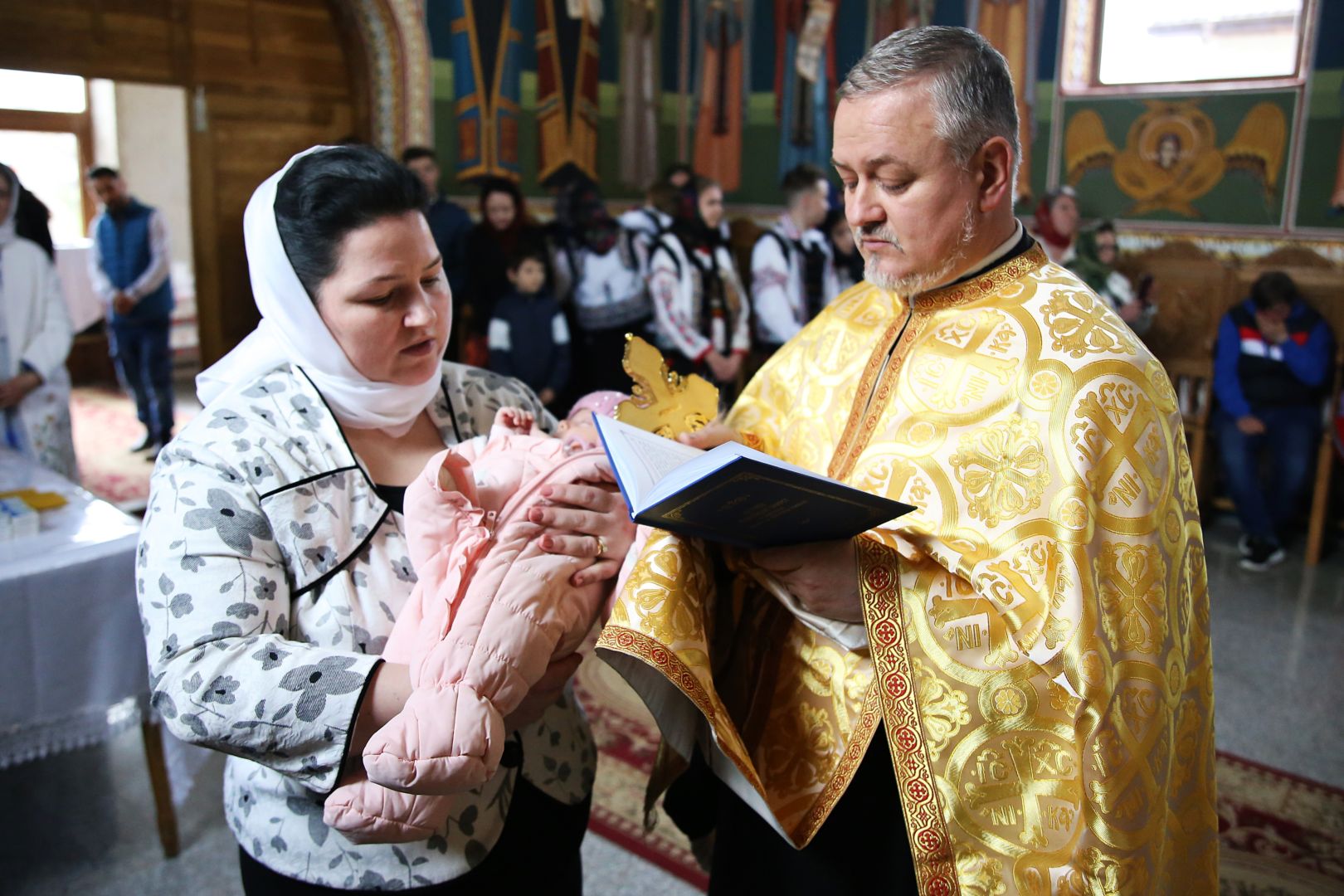 Foto: Flavius Popa Hramul Municipiului Botoșani, în prezența Părintelui Mitropolit Teofan. Ierarhul a săvârșit și slujba Botezului pentru prunca Iustina