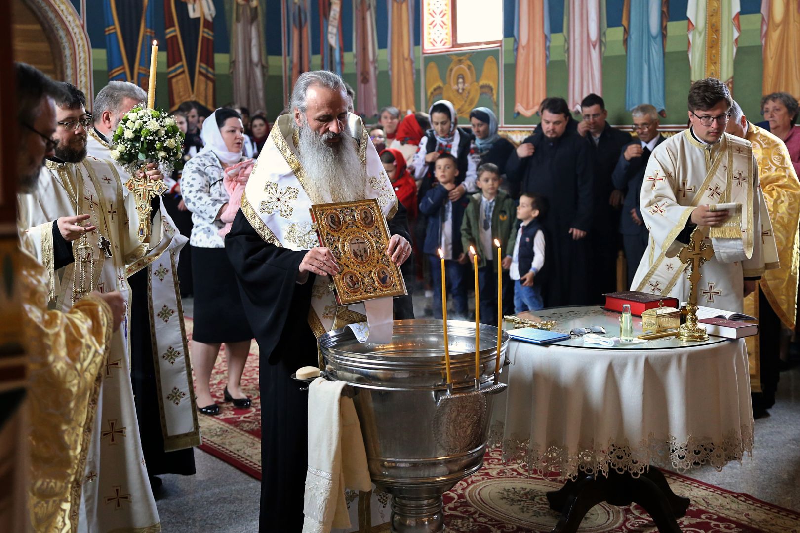 Mitropolitul Moldovei și Bucovinei a săvârșit Taina Botezului pentru prunca Iustina Bolohan/ Foto: Flavius Popa Hramul Municipiului Botoșani, în prezența Părintelui Mitropolit Teofan. Ierarhul a săvârșit și slujba Botezului pentru prunca Iustina