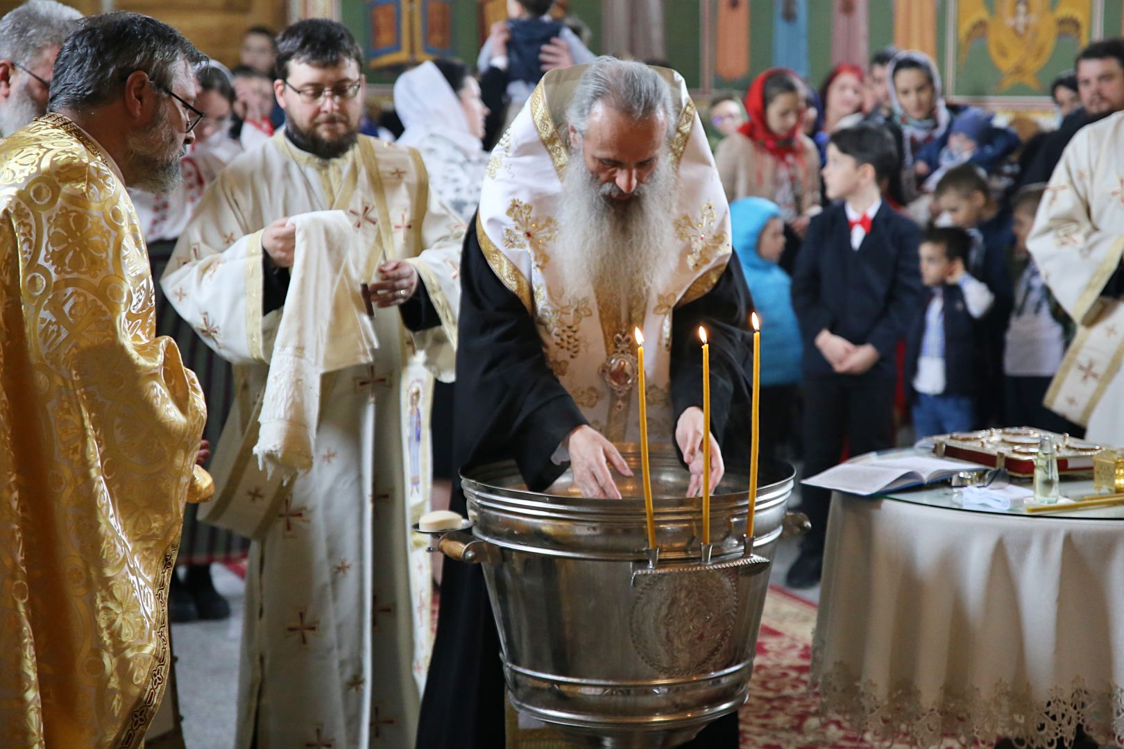 Foto: Flavius Popa Hramul Municipiului Botoșani, în prezența Părintelui Mitropolit Teofan. Ierarhul a săvârșit și slujba Botezului pentru prunca Iustina
