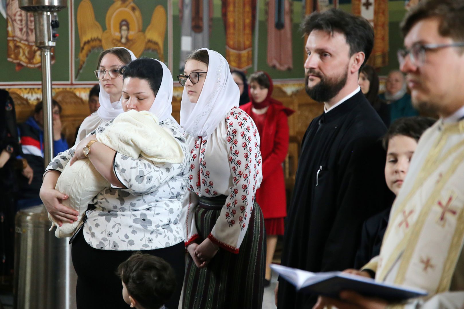 Foto: Flavius Popa Hramul Municipiului Botoșani, în prezența Părintelui Mitropolit Teofan. Ierarhul a săvârșit și slujba Botezului pentru prunca Iustina