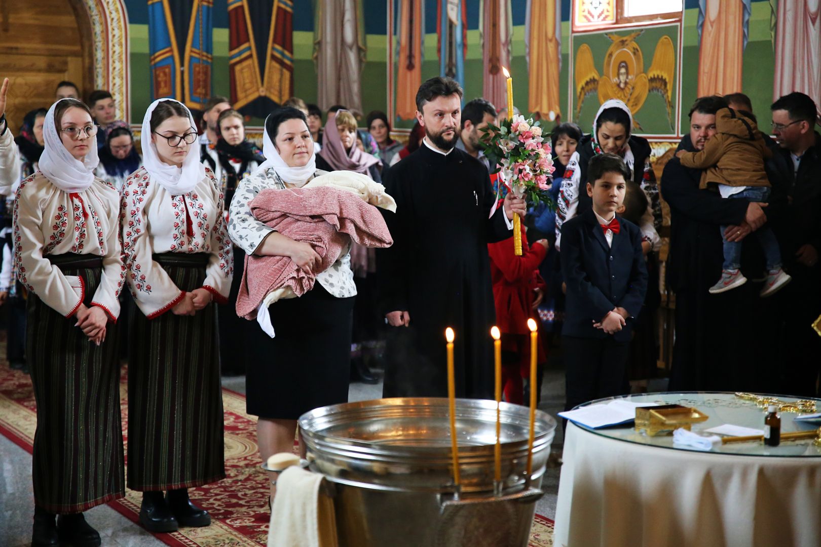 Foto: Flavius Popa Hramul Municipiului Botoșani, în prezența Părintelui Mitropolit Teofan. Ierarhul a săvârșit și slujba Botezului pentru prunca Iustina