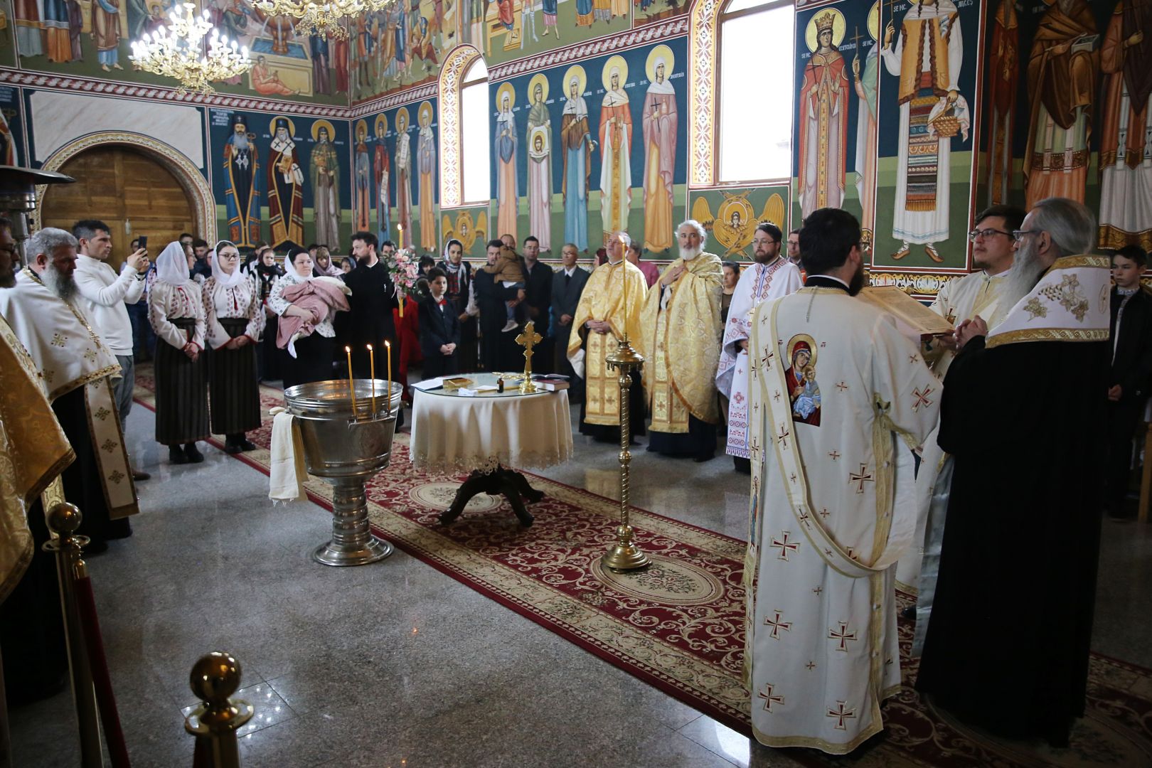 Foto: Flavius Popa Hramul Municipiului Botoșani, în prezența Părintelui Mitropolit Teofan. Ierarhul a săvârșit și slujba Botezului pentru prunca Iustina