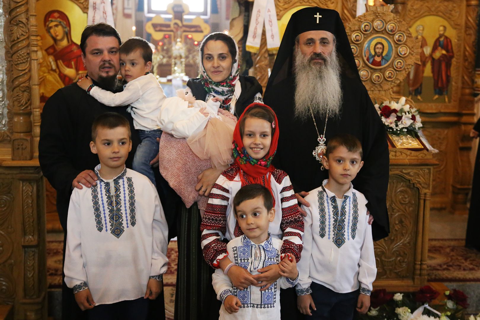 Foto: Flavius Popa Hramul Municipiului Botoșani, în prezența Părintelui Mitropolit Teofan. Ierarhul a săvârșit și slujba Botezului pentru prunca Iustina