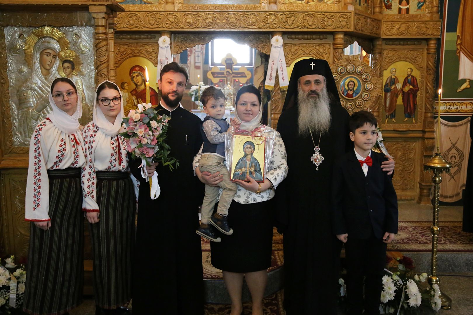 Foto: Flavius Popa Hramul Municipiului Botoșani, în prezența Părintelui Mitropolit Teofan. Ierarhul a săvârșit și slujba Botezului pentru prunca Iustina