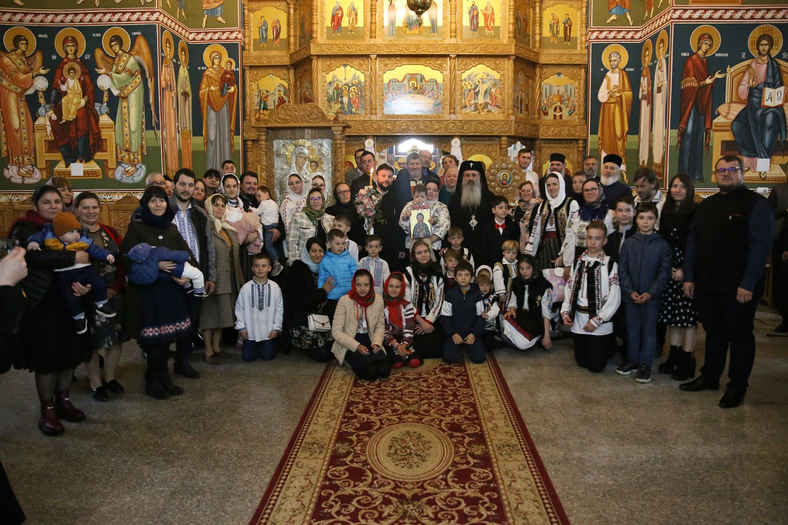 Foto: Flavius Popa Hramul Municipiului Botoșani, în prezența Părintelui Mitropolit Teofan. Ierarhul a săvârșit și slujba Botezului pentru prunca Iustina