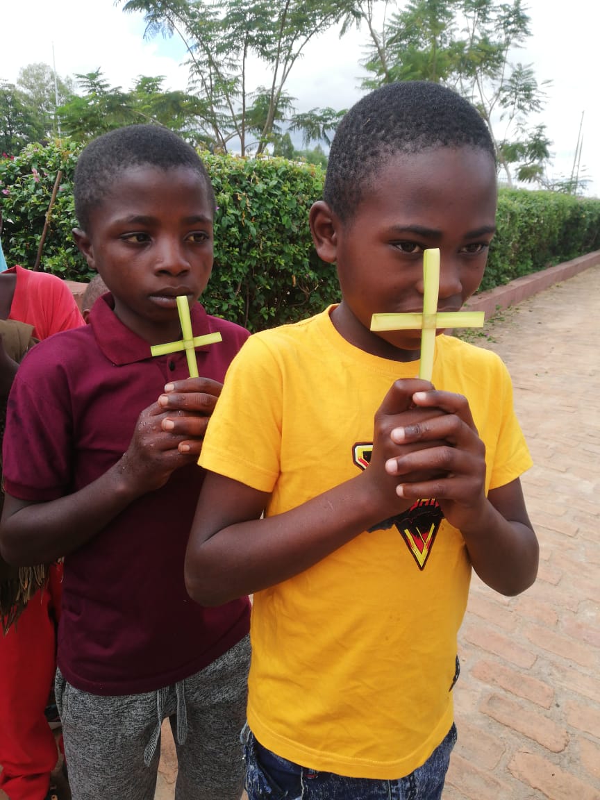 Jumapili ya Matawi sau Duminica Floriilor a fost prilej de mare bucurie şi la Centrul Misionar din Kidamali