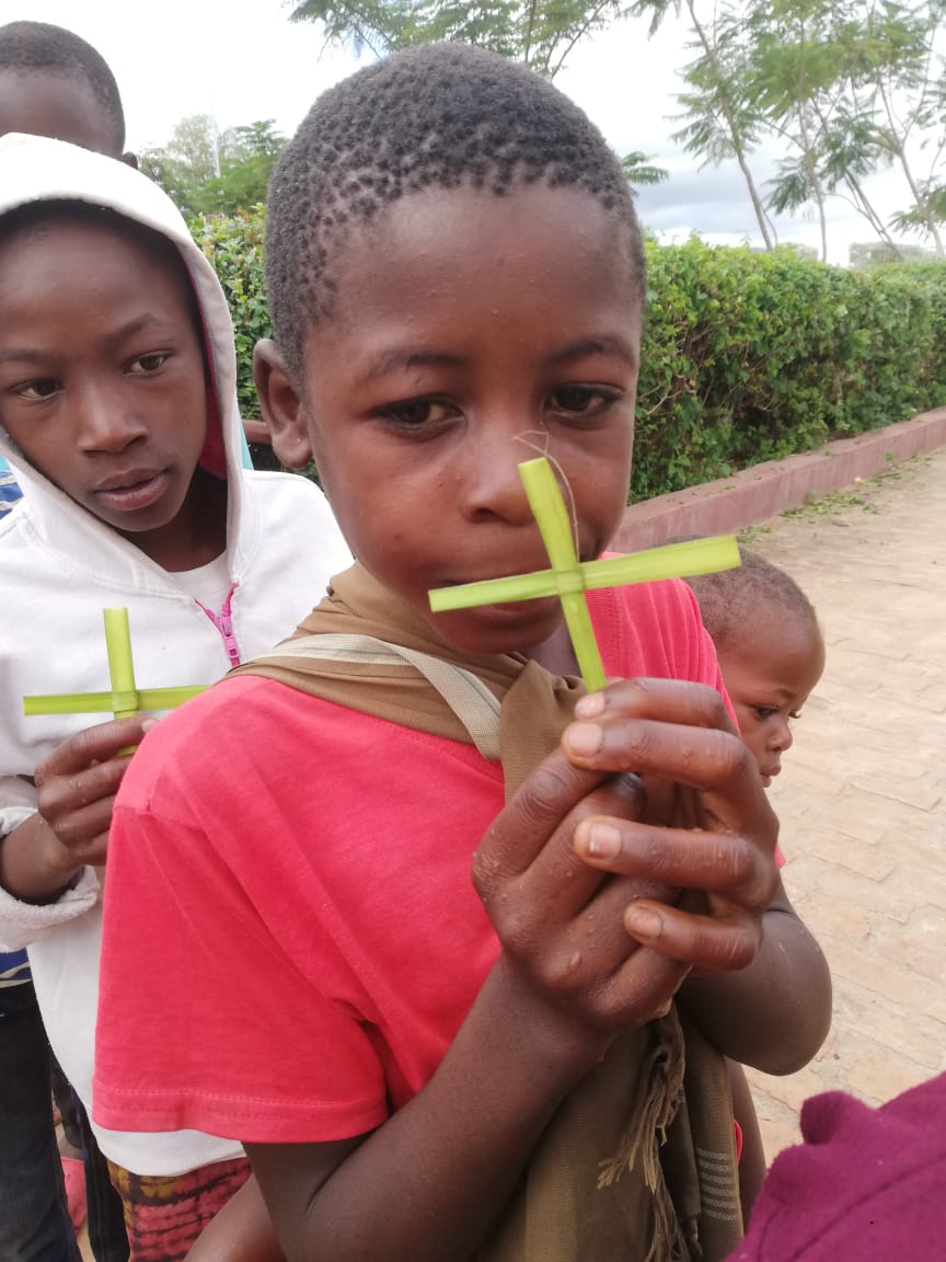 Jumapili ya Matawi sau Duminica Floriilor a fost prilej de mare bucurie şi la Centrul Misionar din Kidamali