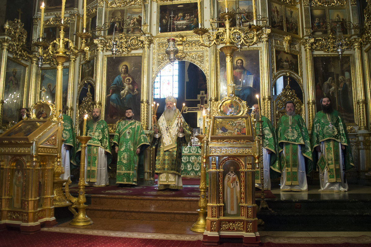 IPS Mitropolit Teofan, la slujba Floriilor: „O parte din noi se bucură, o parte din noi se cutremură”