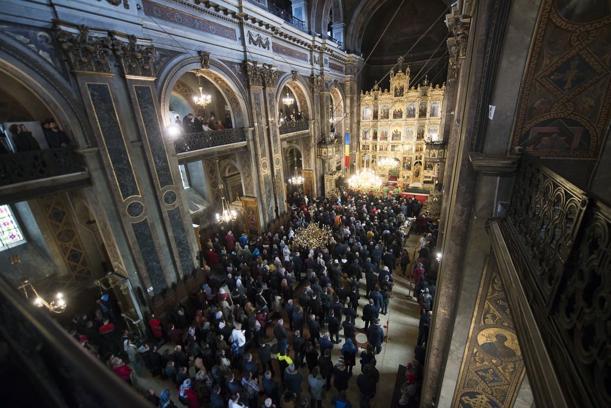 IPS Mitropolit Teofan, la slujba Floriilor: „O parte din noi se bucură, o parte din noi se cutremură”