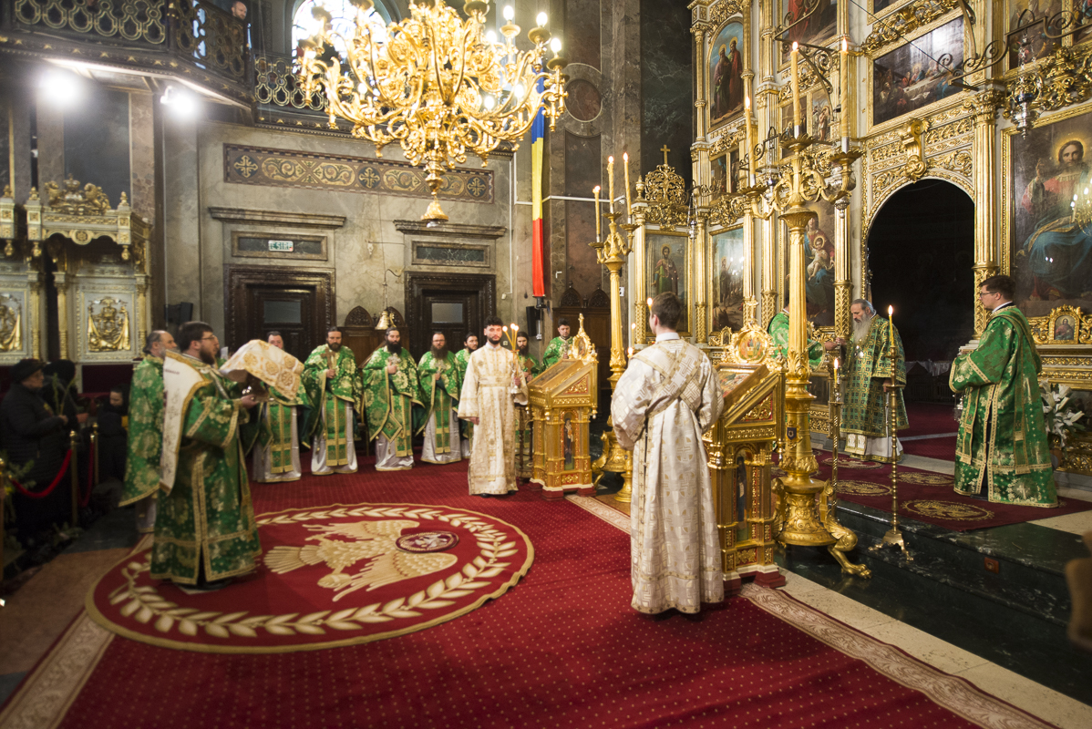 IPS Mitropolit Teofan, la slujba Floriilor: „O parte din noi se bucură, o parte din noi se cutremură”