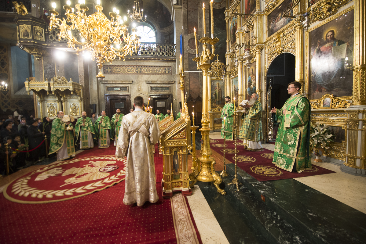 IPS Mitropolit Teofan, la slujba Floriilor: „O parte din noi se bucură, o parte din noi se cutremură”