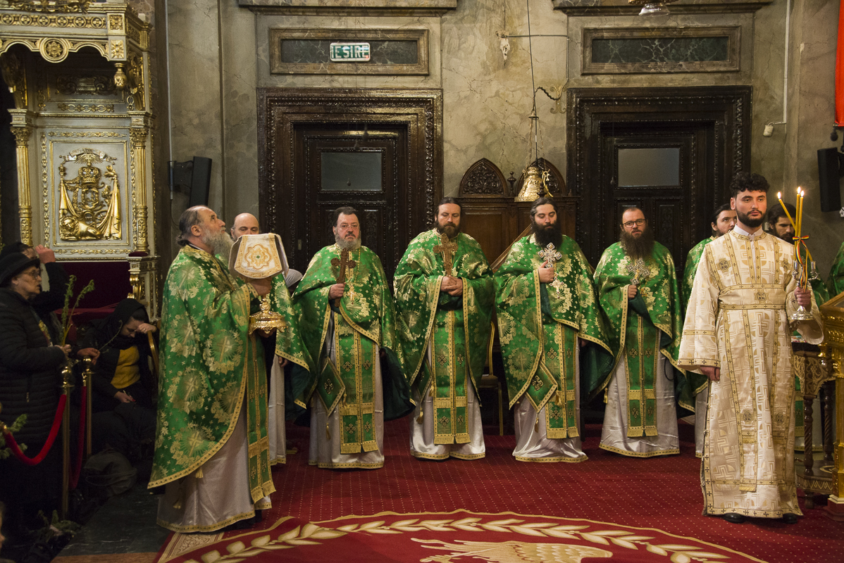 IPS Mitropolit Teofan, la slujba Floriilor: „O parte din noi se bucură, o parte din noi se cutremură”