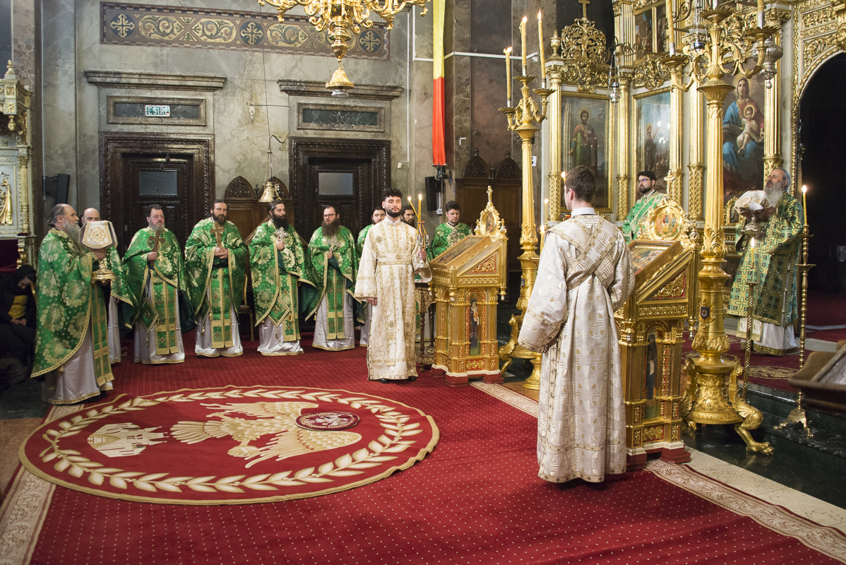 IPS Mitropolit Teofan, la slujba Floriilor: „O parte din noi se bucură, o parte din noi se cutremură”