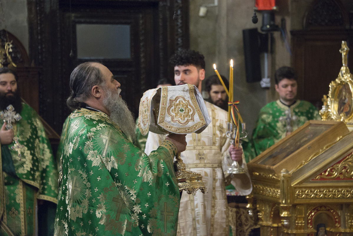 IPS Mitropolit Teofan, la slujba Floriilor: „O parte din noi se bucură, o parte din noi se cutremură”