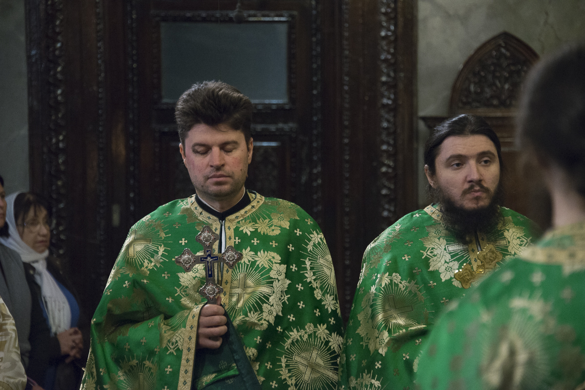 IPS Mitropolit Teofan, la slujba Floriilor: „O parte din noi se bucură, o parte din noi se cutremură”