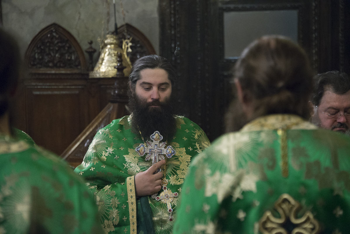 IPS Mitropolit Teofan, la slujba Floriilor: „O parte din noi se bucură, o parte din noi se cutremură”