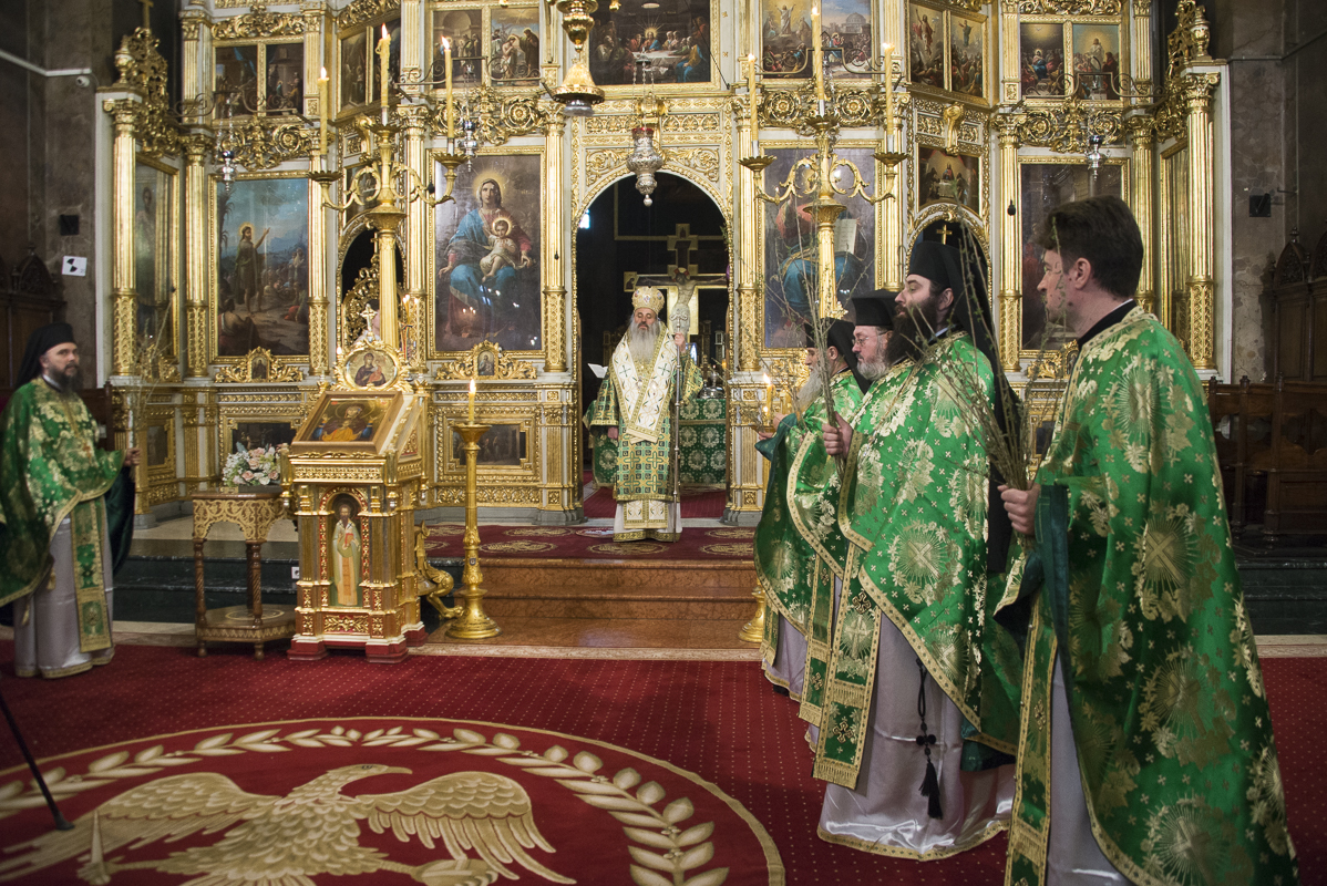 IPS Mitropolit Teofan, la slujba Floriilor: „O parte din noi se bucură, o parte din noi se cutremură”