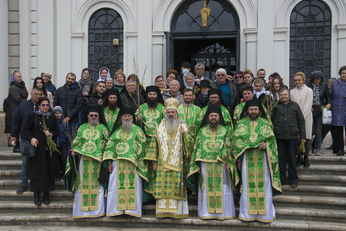 IPS Mitropolit Teofan, la slujba Floriilor: „O parte din noi se bucură, o parte din noi se cutremură”