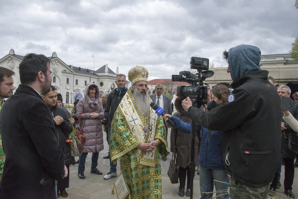 IPS Mitropolit Teofan, la slujba Floriilor: „O parte din noi se bucură, o parte din noi se cutremură”