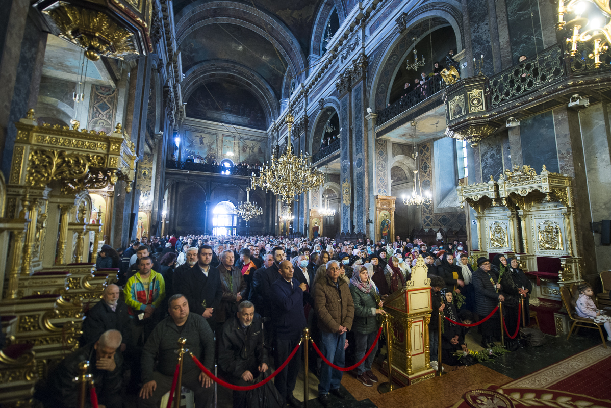 IPS Mitropolit Teofan, la slujba Floriilor: „O parte din noi se bucură, o parte din noi se cutremură”