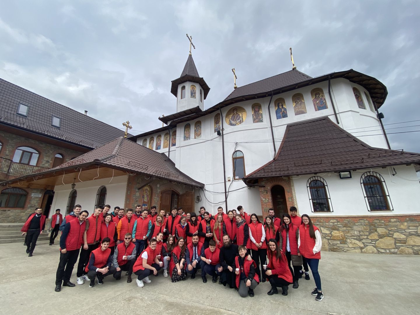 Pelerinaj în Arhiepiscopia Romanului și Bacăului pentru voluntarii Sfintei Parascheva